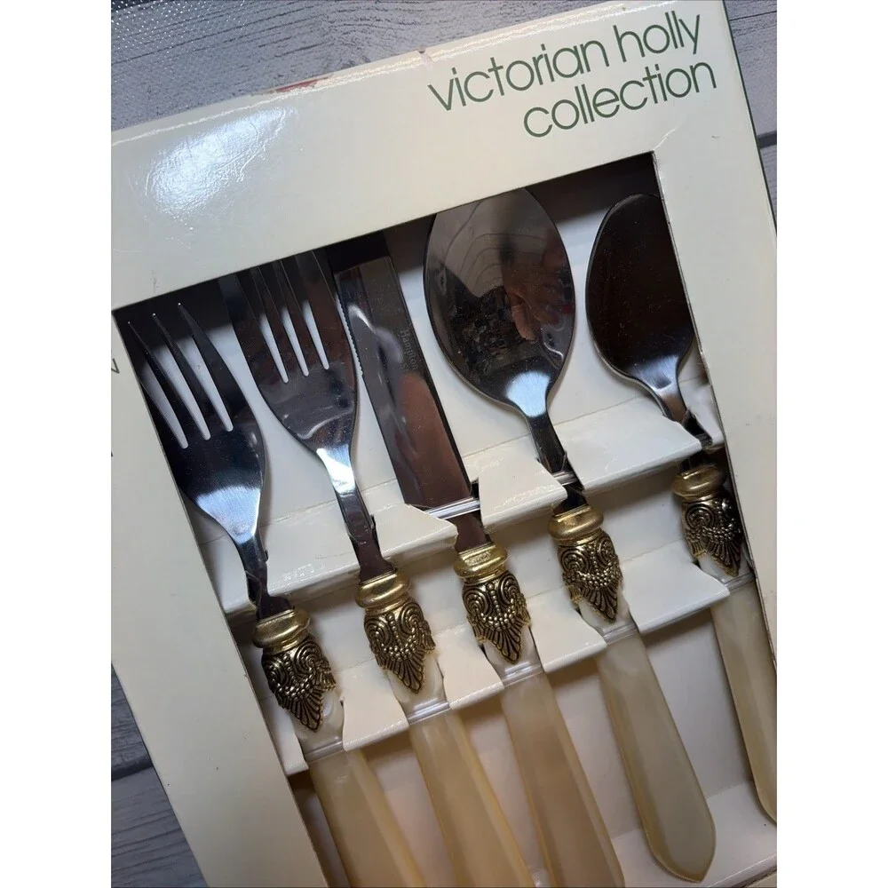 Holly Cream Boheme 20-piece Flatware Set 2001 Home For The Holidays